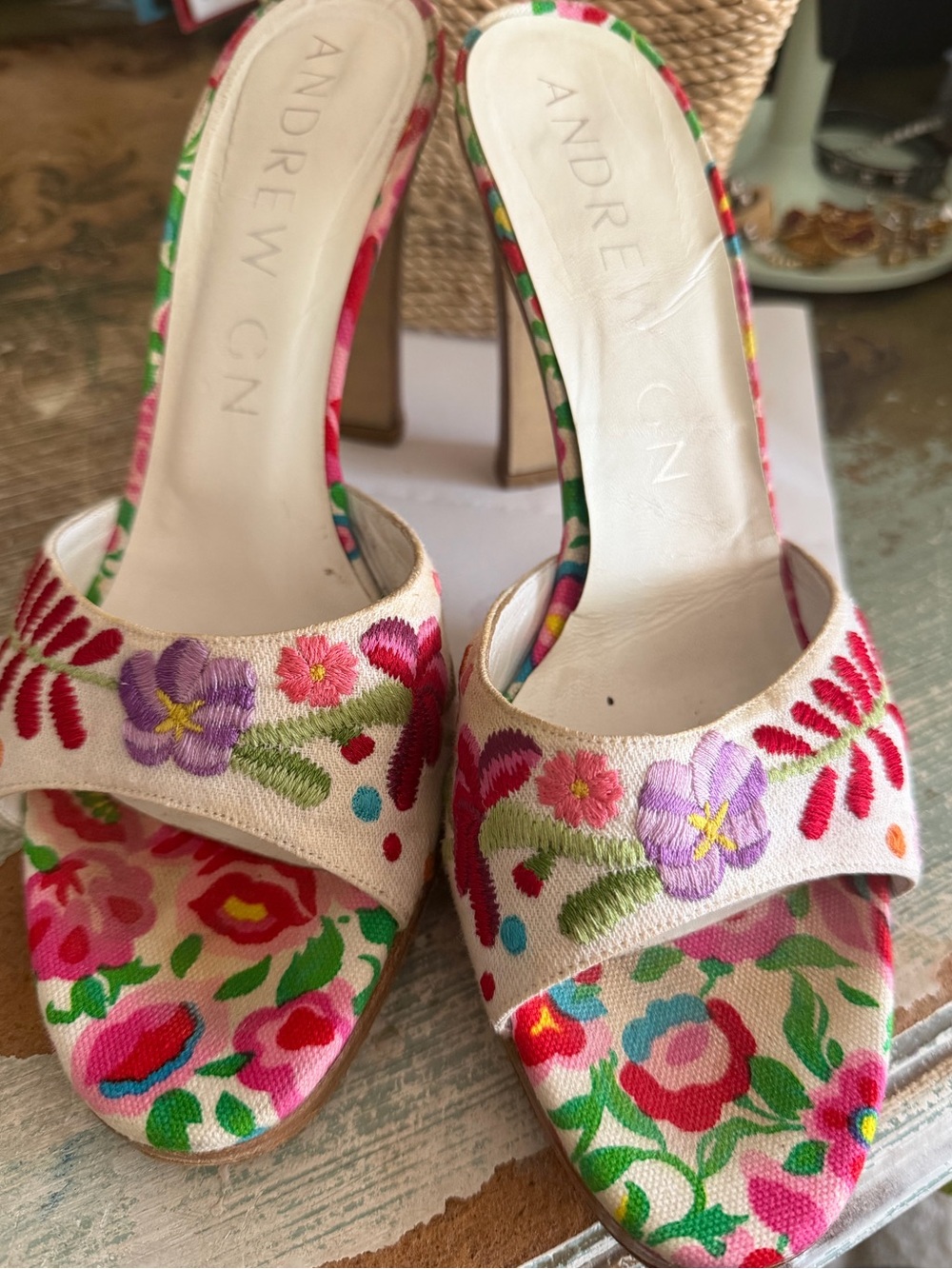 Vintage Floral Embroidered slides RARE SIZE 39 womans shoes